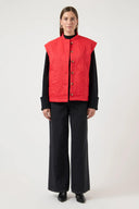 yascasi-mouwloze-puffer-jas-yas-modelfoto-vooraanzicht-1