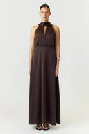yasthea-maxi-satijnen-jurk-coffee-bean-donkerbruin-yas-modelfoto-vooraanzicht-1