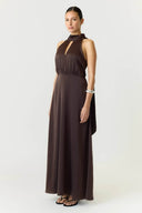 yasthea-maxi-satijnen-jurk-coffee-bean-donkerbruin-yas-modelfoto-zijaanzicht-1