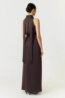 yasthea-maxi-satijnen-jurk-coffee-bean-donkerbruin-yas-modelfoto-achteraanzicht-1