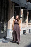 yasthea-maxi-satijnen-jurk-coffee-bean-donkerbruin-yas-lookfoto-vooraanzicht-1