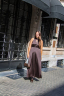 yasthea-maxi-satijnen-jurk-coffee-bean-donkerbruin-yas-lookfoto-vooraanzicht-3