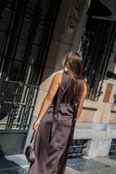 yasthea-maxi-satijnen-jurk-coffee-bean-donkerbruin-yas-lookfoto-achteraanzicht-1