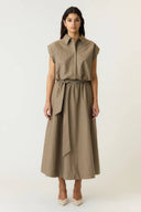 yastimber-gestreepte-cropped-hemd-blouse-timber-wolf-donkerbeige-yas-modelfoto-vooraanzicht-1