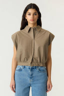 yastimber-gestreepte-cropped-hemd-blouse-timber-wolf-donkerbeige-yas-modelfoto-vooraanzicht-2