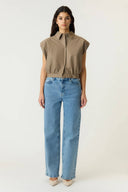 yastimber-gestreepte-cropped-hemd-blouse-timber-wolf-donkerbeige-yas-modelfoto-vooraanzicht-3