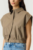 yastimber-gestreepte-cropped-hemd-blouse-timber-wolf-donkerbeige-yas-modelfoto-zijaanzicht-1
