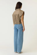 yastimber-gestreepte-cropped-hemd-blouse-timber-wolf-donkerbeige-yas-modelfoto-achteraanzicht-1