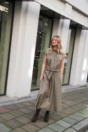 yastimber-gestreepte-cropped-hemd-blouse-timber-wolf-donkerbeige-yas-lookfoto-vooraanzicht-2