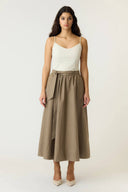 yastimber-maxi-gestreepte-rok-timber-wolf-donkerbeige-yas-modelfoto-vooraanzicht-1