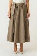 yastimber-maxi-gestreepte-rok-timber-wolf-donkerbeige-yas-modelfoto-vooraanzicht-3