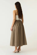 yastimber-maxi-gestreepte-rok-timber-wolf-donkerbeige-yas-modelfoto-achteraanzicht-1