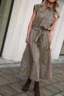 yastimber-maxi-gestreepte-rok-timber-wolf-donkerbeige-yas-lookfoto-vooraanzicht-2