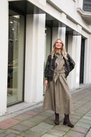 yastimber-maxi-gestreepte-rok-timber-wolf-donkerbeige-yas-lookfoto-vooraanzicht-3