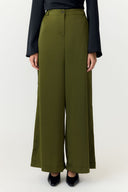 yaspelana-satijnen-geklede-broek-groen-spaghnum-yas-modelfoto-vooraanzicht-1