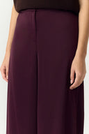 yaspelana-satijnen-geklede-broek-fig-bordeaux-yas-modelfoto-close-up-1