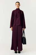 yaspelana-satijnen-blouse-bordeaux-fig-yas-modelfoto-vooraanzicht-3