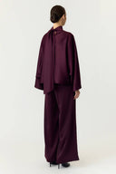 yaspelana-satijnen-blouse-bordeaux-fig-yas-modelfoto-achteraanzicht-2