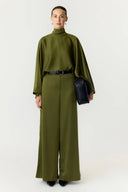 yaspelana-satijnen-blouse-groen-sphagnum-yas-modelfoto-vooraanzicht-3