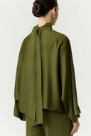 yaspelana-satijnen-blouse-groen-sphagnum-yas-modelfoto-achteraanzicht-1
