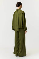 yaspelana-satijnen-blouse-groen-sphagnum-yas-modelfoto-achteraanzicht-2