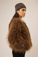 yassarafina-furry-harige-faux-fur-mantel-walnut-yas-model-zijaanzicht-1