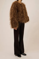 yassarafina-furry-harige-faux-fur-mantel-walnut-yas-model-vooraanzicht-1
