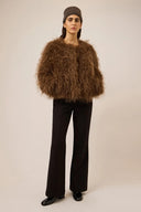 yassarafina-furry-harige-faux-fur-mantel-walnut-yas-model-vooraanzicht-2