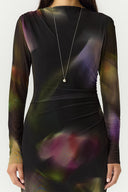 yasshama-bloemen-mesh-midi-jurk-zwart-yas-modelfoto-close-up-1