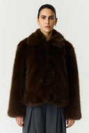 yaskimberly-faux-fur-korte-nepbonten-mantel-jas-chocolate-brown-chocoladebruin-yas-modelfoto-vooraanzicht-1