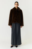 yaskimberly-faux-fur-korte-nepbonten-mantel-jas-chocolate-brown-chocoladebruin-yas-modelfoto-vooraanzicht-2