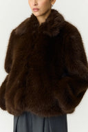 yaskimberly-faux-fur-korte-nepbonten-mantel-jas-chocolate-brown-chocoladebruin-yas-modelfoto-close-up-1