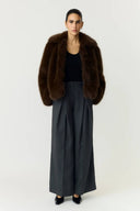 yaskimberly-faux-fur-korte-nepbonten-mantel-jas-chocolate-brown-chocoladebruin-yas-modelfoto-vooraanzicht-3