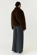 yaskimberly-faux-fur-korte-nepbonten-mantel-jas-chocolate-brown-chocoladebruin-yas-modelfoto-achteraanzicht-1