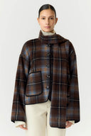 yascalino-geruite-flannel-sjaal-mantel-jas-bruin-yas-modelfoto-vooraanzicht-1
