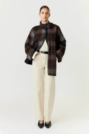 yascalino-geruite-flannel-sjaal-mantel-jas-bruin-yas-modelfoto-vooraanzicht-3