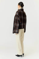 yascalino-geruite-flannel-sjaal-mantel-jas-bruin-yas-modelfoto-achteraanzicht-1