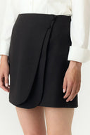yasriu-assymetrische-overslag-rok-zwart-yas-modelfoto-zijaanzicht-1