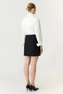 yasriu-assymetrische-overslag-rok-zwart-yas-modelfoto-achteraanzicht-1