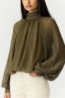 yasolera-col-chiffon-blouse-donkergroen-yas-modelfoto-close-up-1