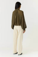 yasolera-col-chiffon-blouse-donkergroen-yas-modelfoto-achteraanzicht-1