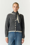 yasmillie-gebreide-sjaal-cardigan-grijs-yas-modelfoto-vooraanzicht-1