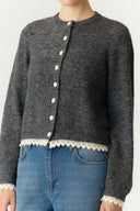 yasmillie-gebreide-sjaal-cardigan-grijs-yas-modelfoto-zijaanzicht-1