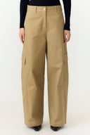 yascarine-cargo-balloon-barrel-broek-incense-beige-yas-modelfoto-vooraanzicht-2