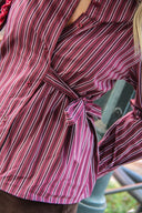 leticia-overslag-gestreepte-hemd-blouse-bordeaux-sweet-like-you-lookfoto-close-up-1