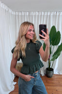 odette-korte-mouw-smock-blouse-dark-green-donkergroen-sweet-like-you-lookfoto-vooraanzicht-2