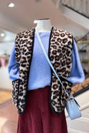 simple-oversized-mouwloze-teddy-wollen-vest-leopard-luipaard-yoko-wool-etalagefoto-vooraanzicht-1