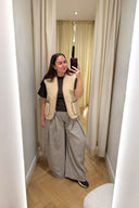 harry-teddy-mouwloos-vest-beige-yoko-wool-spiegelfoto-vooraanzicht-2