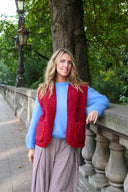 harry-teddy-mouwloos-vest-dark-red-donkerrood-yoko-wool-lookfoto-vooraanzicht-3