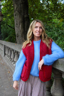 harry-teddy-mouwloos-vest-dark-red-donkerrood-yoko-wool-lookfoto-vooraanzicht-1